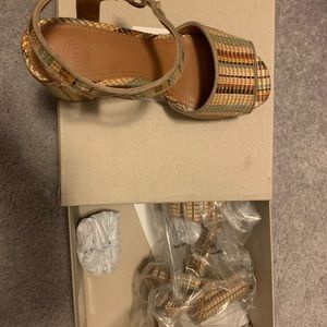 ~BRAND NEW~ URBAN OUTFITTERS HEELS